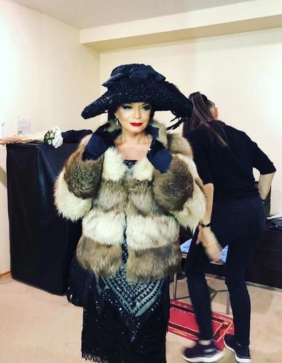 Долина вышла в свет с дочерью и подросшей внучкой