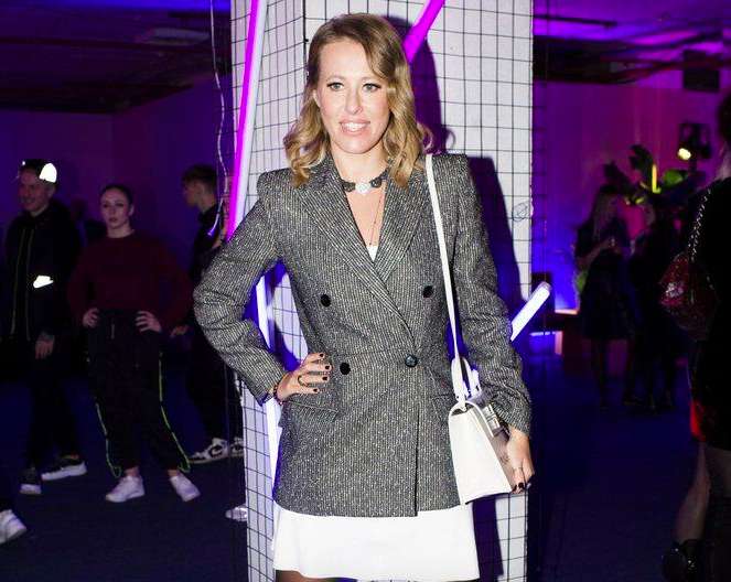 Сегодня Ксения выглядит как бизнес-леди