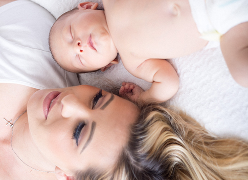 Беби-фитнес: 5 упражнений, где вам поможет ребенок