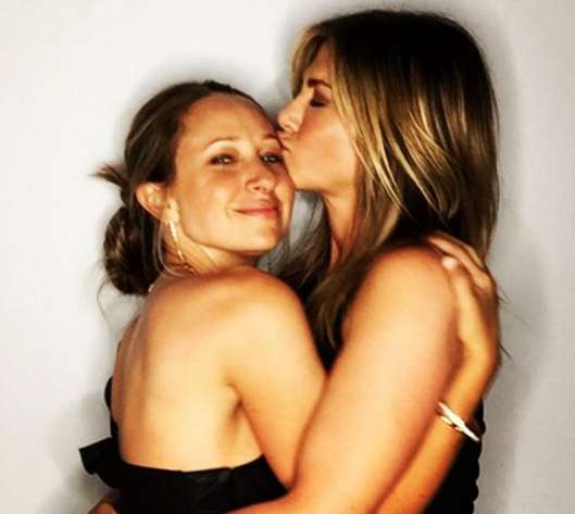 Дженнифер Энистон с подругой