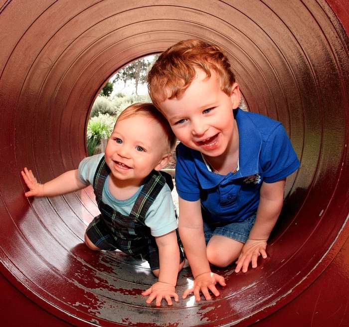 Не заставляйте ребенка заниматься с младшим против его воли