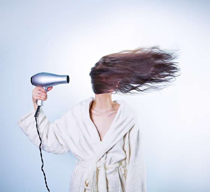 частая сушка волос, особенно сильно вредит сухим волосам