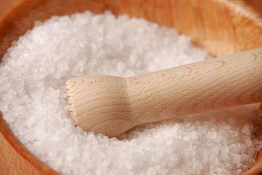 Соль укрепляет десны и отбеливает эмаль