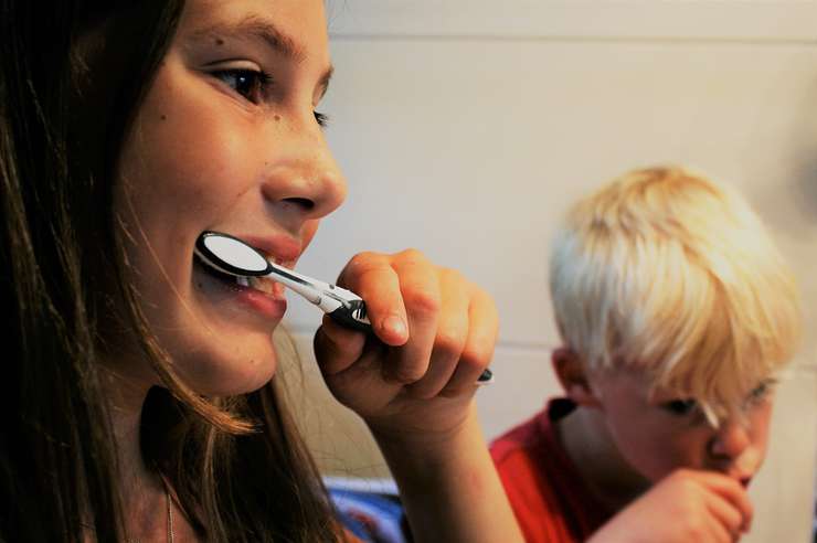 Чистить зубы активированным углем можно взрослым и детям