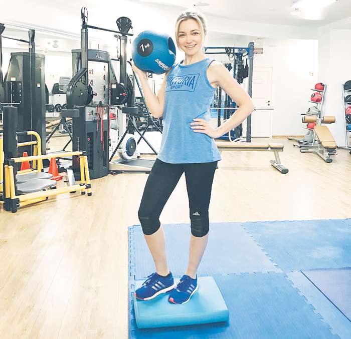 Инна с удовольствием посещает спортзал. Делает это регулярно и серьезно относится к тренировкам Инна с удовольствием посещает спортзал. Делает это регулярно и серьезно относится к тренировкам