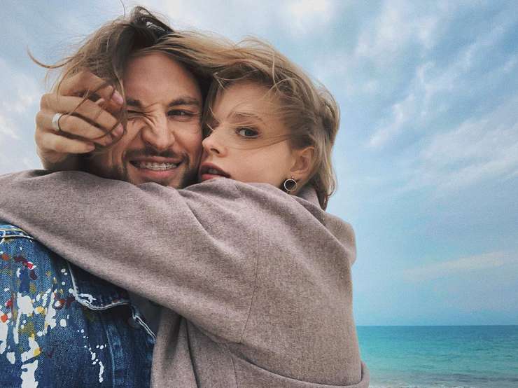 Поклонники поздравляют Сашу и Евгения