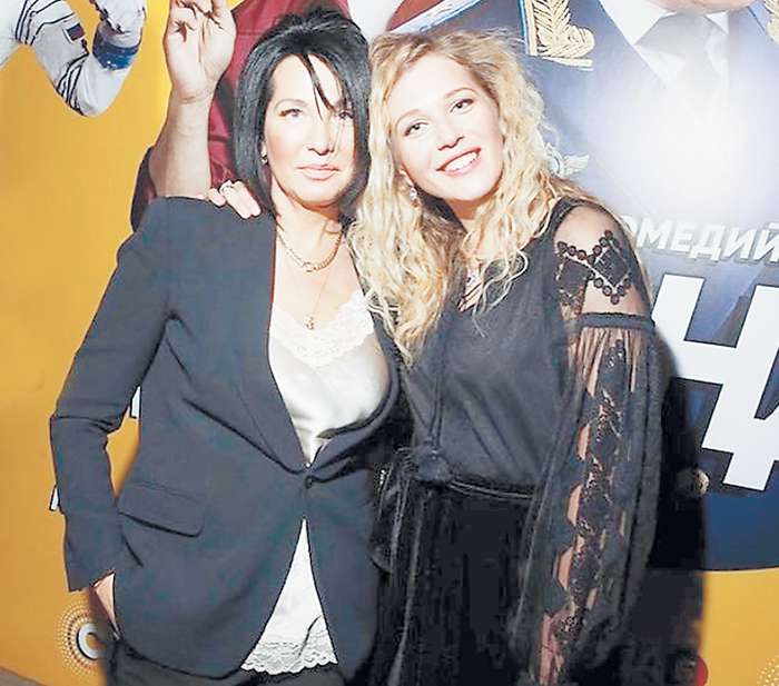 Карина неохотно комментирует личную жизнь, а на премьерах появляется либо с коллегами по проектам, либо со своей мамой