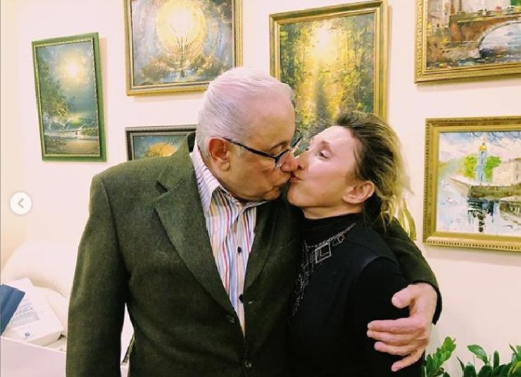 Евгений Петросян и Елена Воробей целуются