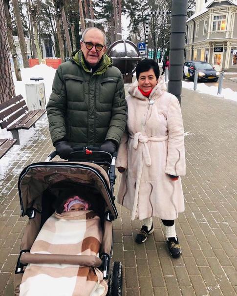 Виторган поздравил жену и показал лицо дочери