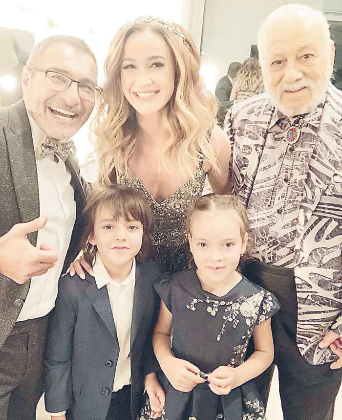 Дети Филиппа Киркорова прибыли на церемонию в сопровождении дедушки Бедроса, чтобы получить награду за папу, который не смог вырваться с гастролей. Алла-Виктория и Мартин очаровали не только публику, но и звезд за кулисами. В том числе Ольгу Бузову