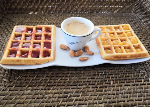 Бельгийские вафли с яблоками и миндалем