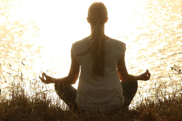 медитация помогает успокоиться
