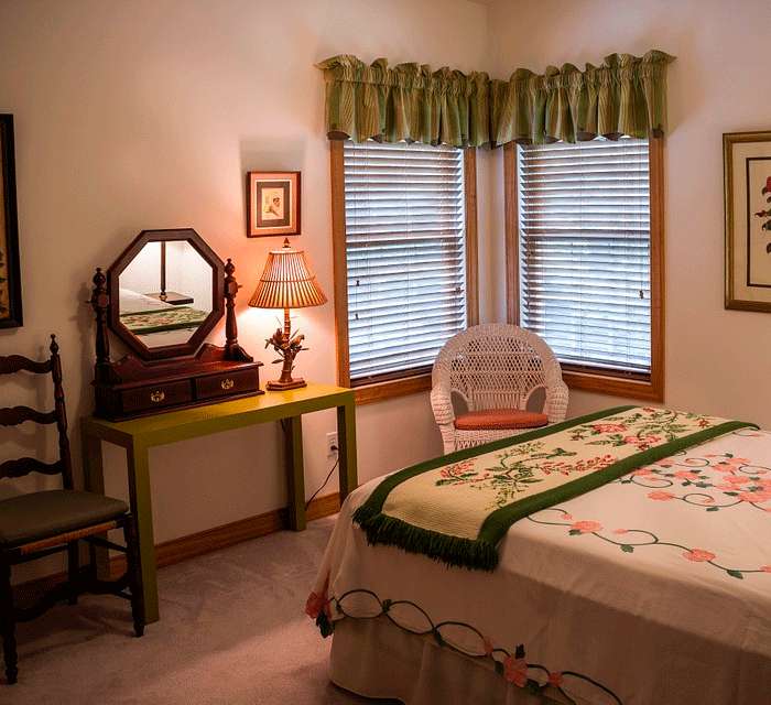 поставьте стол ближе к окну