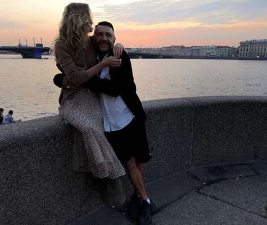 В прессе не первый раз появляется информация о том, что молодая супруга Шнура пока не спешит становиться матерью