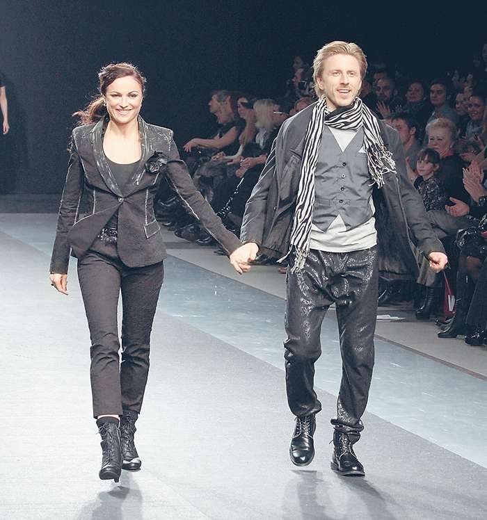Фигуристы выходят вместе не только на лед, но и на подиум. ради показа новой коллекции одежды
