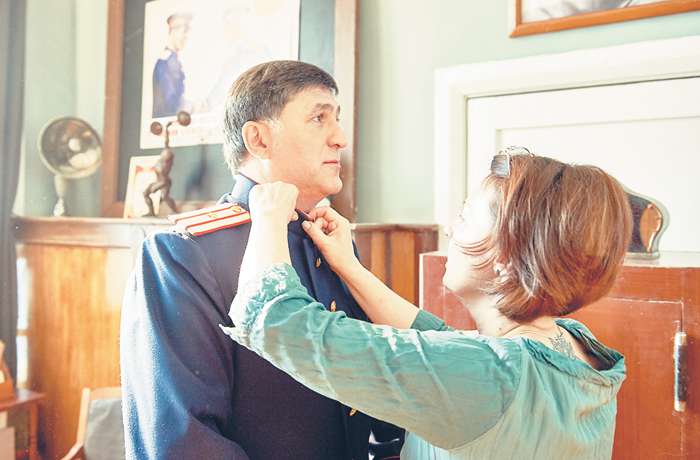 Давно подмечено, что форма очень идет Сергею Пускепалису. На съемках «Шифра» актер перевоплотился в начальника отдела МУРа и выглядел в кадре, как всегда, убедительно