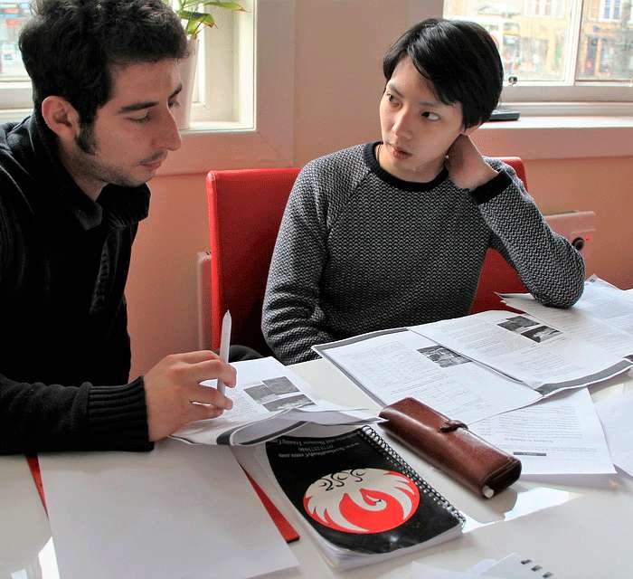 в языковых школах обычно много учеников, но мало лекционных часов