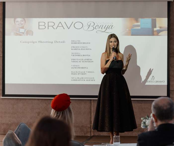 Мы хотели добавить в мою коллекцию именно голубые бриллианты, я очень люблю их