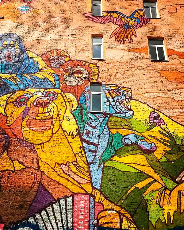 Фасады пешеходной улицы Кнез Михаилова украшают граффити