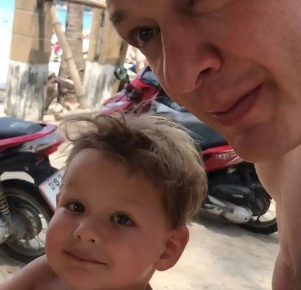 Актер с сыном в Таиланде