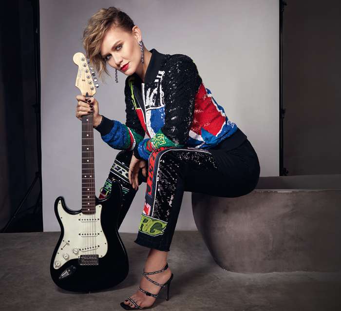 Бомбер и джинсы, все – iceberg; босоножки, off white; серьги, Mercury; браслеты, Chopard