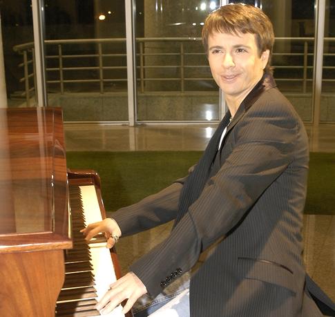 Губин покинул Россию с новой девушкой