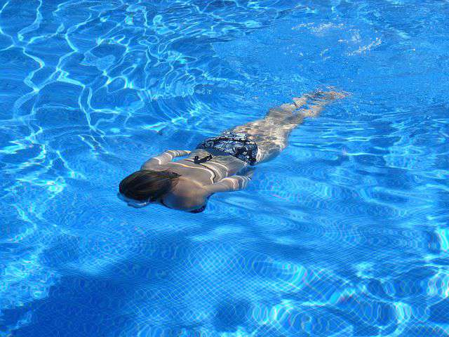 Плавание расслабляет и укрепляет мышцы