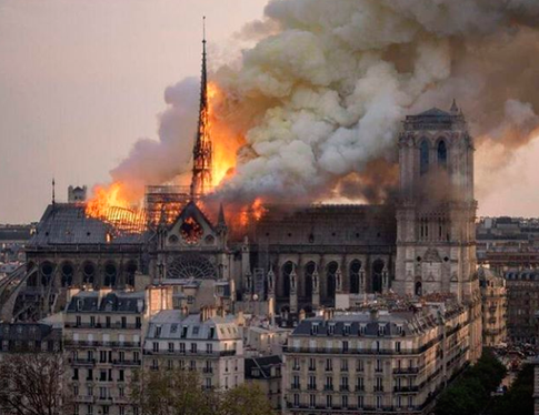 «Сердце Парижа остановилось»: звезды — о пожаре в Нотр-Дам-Де-Пари