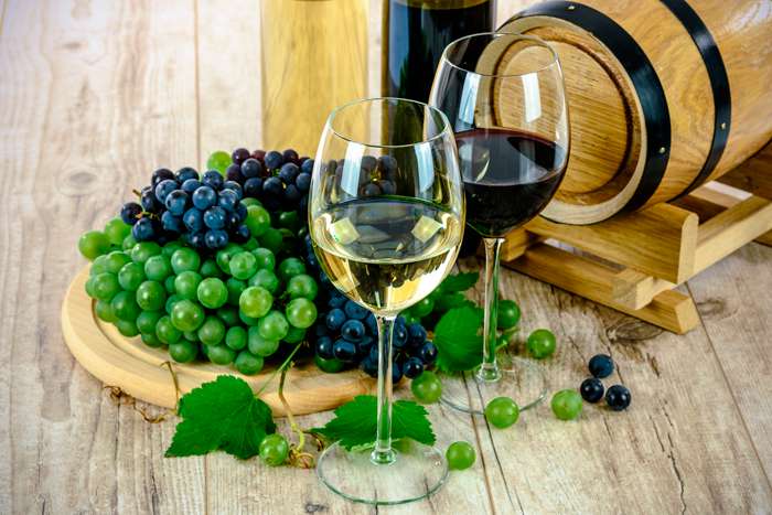 Красные и белые вина отличаются и по форме бокалов, и по бюлдам, с которыми сочетаются