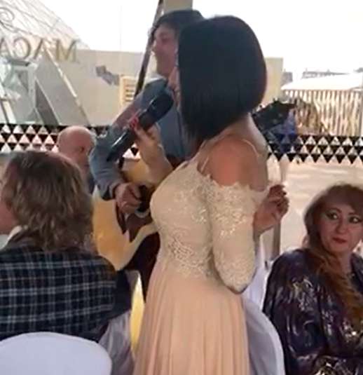 Афина произносит тост молодоженам