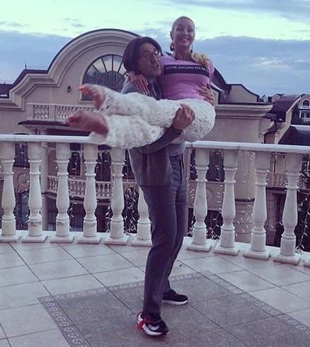 Продолжается паломничество телеведущих в особняк Волочковой