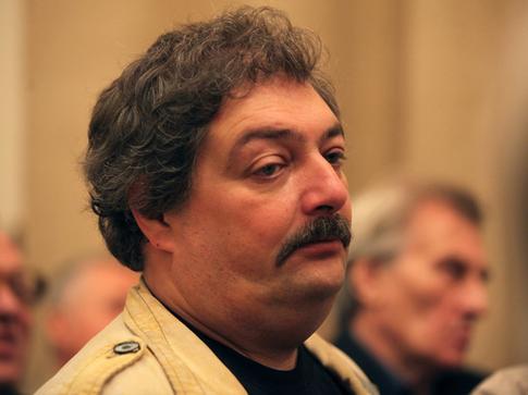 Дмитрий Быков потерял сознание на борту самолета