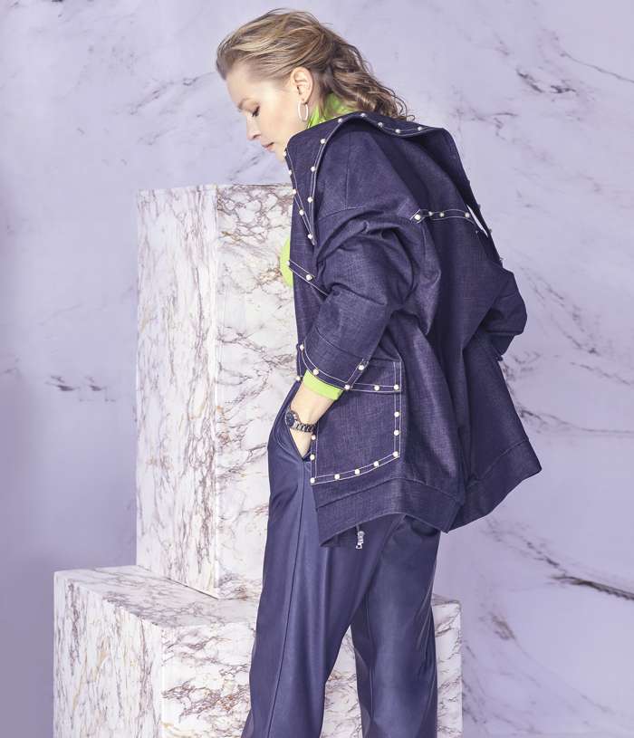 Жакет, ALENA AKHMADULLINA; брюки, PE FOR GIRLS; водолазка, GUCCI; серьги, MERCURY; часы, Rado