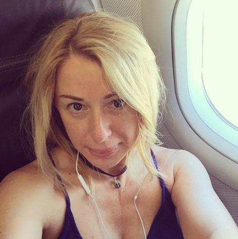 Апина вышла на сцену в полупрозрачном наряде