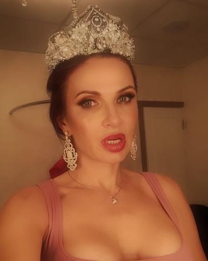 Бледанс примерила ретро-образ брюнетки