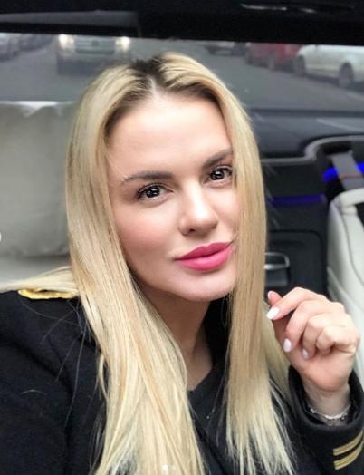 Семенович похвалилась стройной фигурой