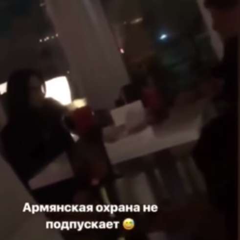 Аршавина засняли с двумя девушками