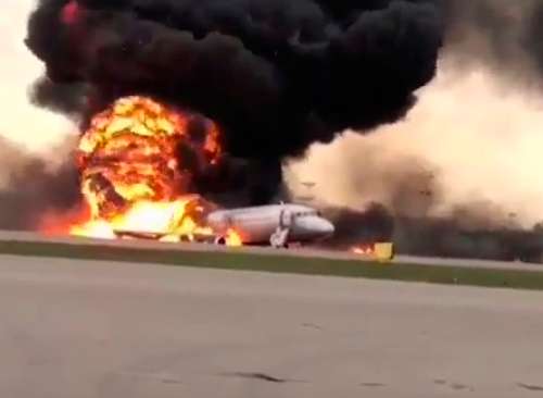 Горящий самолет SSJ 100, совершивший аварийную посадку в аэропорту Шереметьево, в результате чего погибло несколько десятков пассажиров