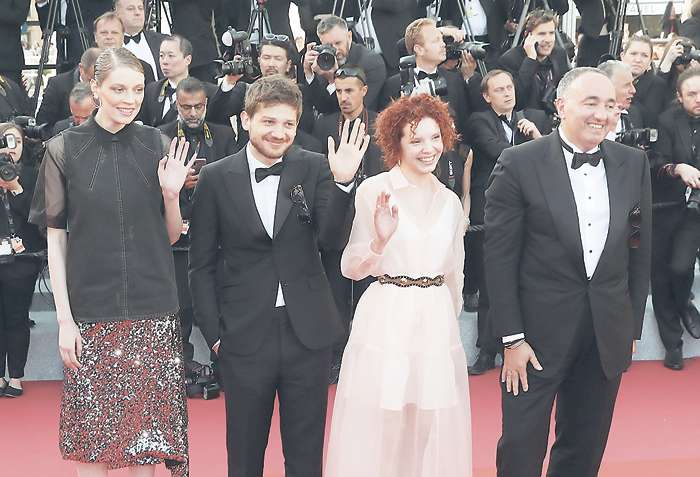 Кантемир Балагов и участники съемочной группы фильма «Дылда»