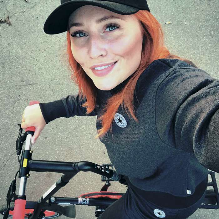 Когда позволяет погода, певица катается на велосипеде, а еще «дружит» с беговой дорожкой и знает, что такое занятие с инструктором