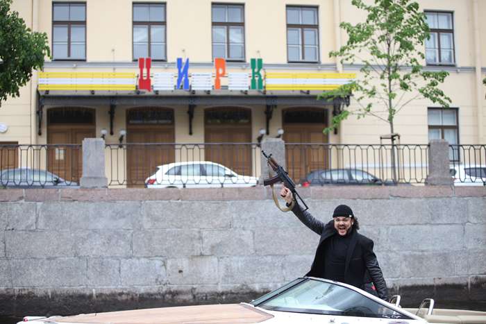 Филипп Киркоров ради съемок клипа взял в руки автомат