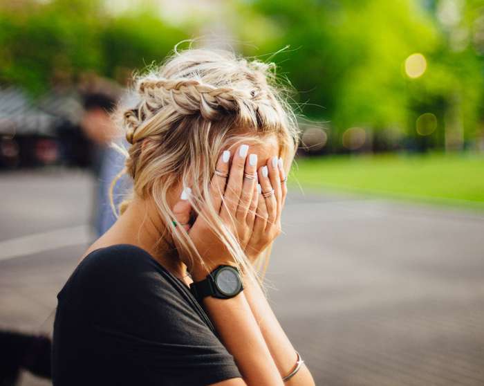 Родитель, который зависит от оценок каждого, важного и мимо проходящего, проецирует свое желание понравиться на своего ребенка