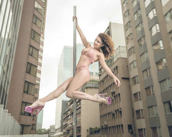 Трюки на пилоне, акробатика, растяжка мышц стали для актрисы идеальными формами физической активности