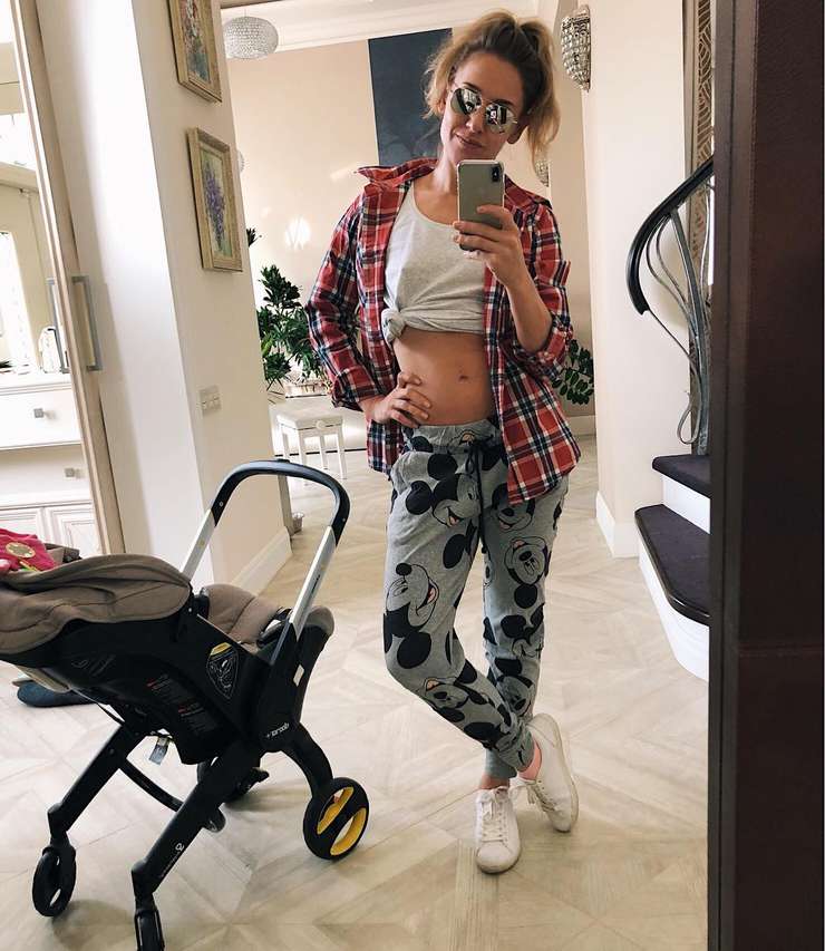 В случае отъезда звездных родителей за ребенком присматривает мама Юли и няня