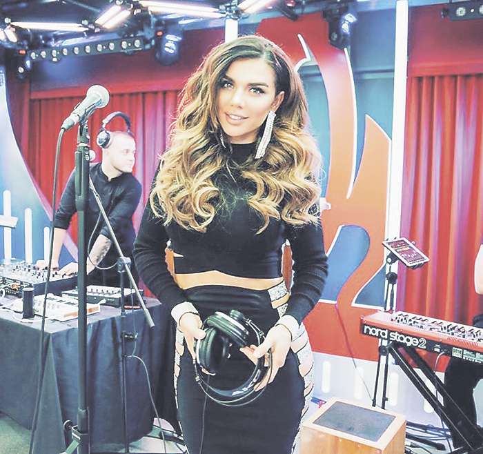 Свою музыкальную карьеру Анна Седокова начала семнадцать лет назад, когда вошла в состав группы «ВИА Гра». С 2006 года певица занимается сольной карьерой Свою музыкальную карьеру Анна Седокова начала семнадцать лет назад, когда вошла в состав группы «ВИА Гра». С 2006 года певица занимается сольной карьерой