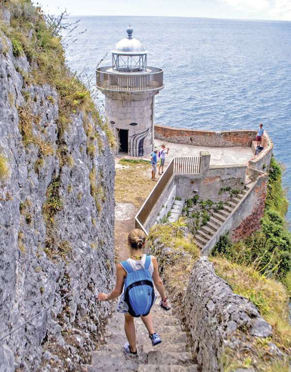 Главный гастрономический специалитет – консервированные анчоусы из города Сантоны