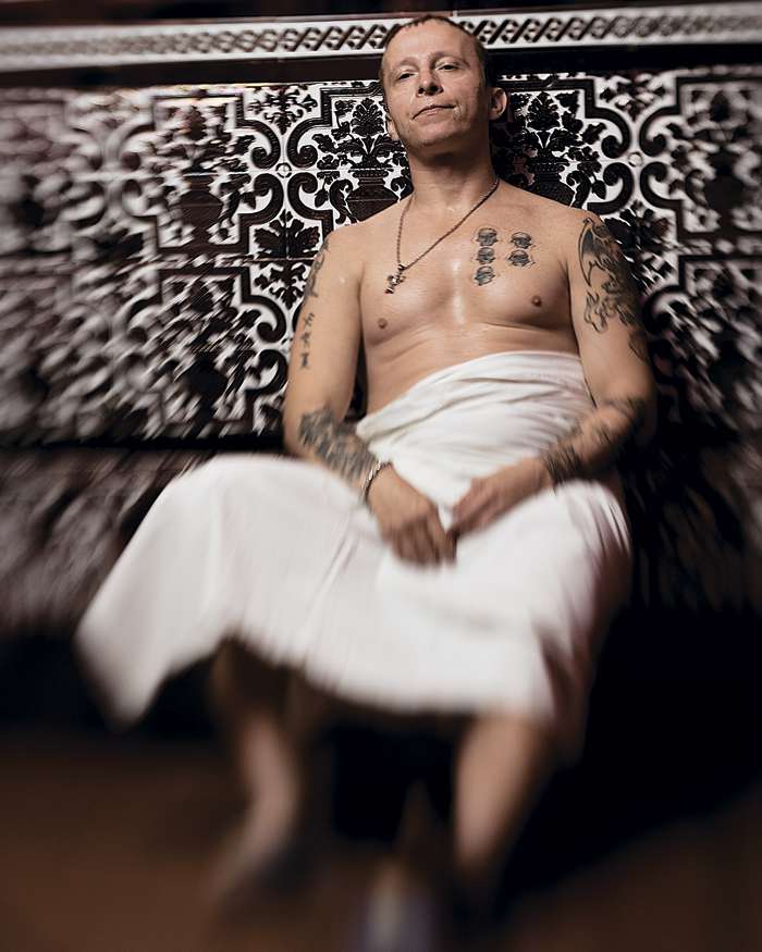 Баня — один из любимых видов отдыха Ивана. Но график работы не позволяет устраивать регулярные банные дни