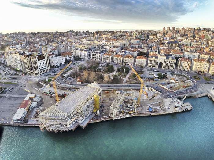 Центр современного искусства Botin выглядит будто гигантский космический корабль