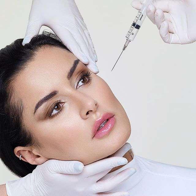 Ведущая часто использует уколы красоты Ведущая часто использует уколы красоты