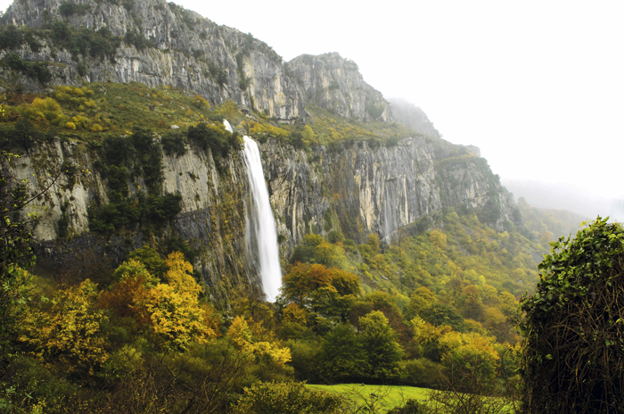 В национальном парке Кольядос дель Асон находится самый высокий в регионе водопад